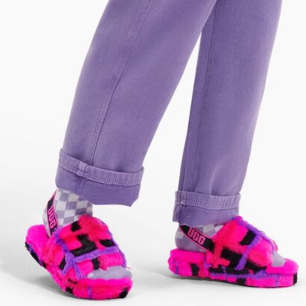 •| UGG FLUFF PLAID PINK SLIDES |•